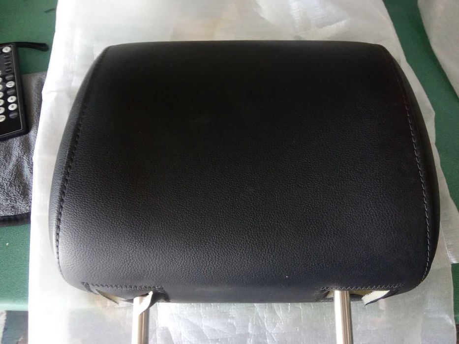 Підголівник із монітором і DVD-програвачем