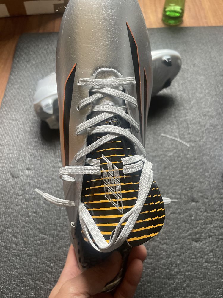 Nova chuteira Adidas com etiqueta