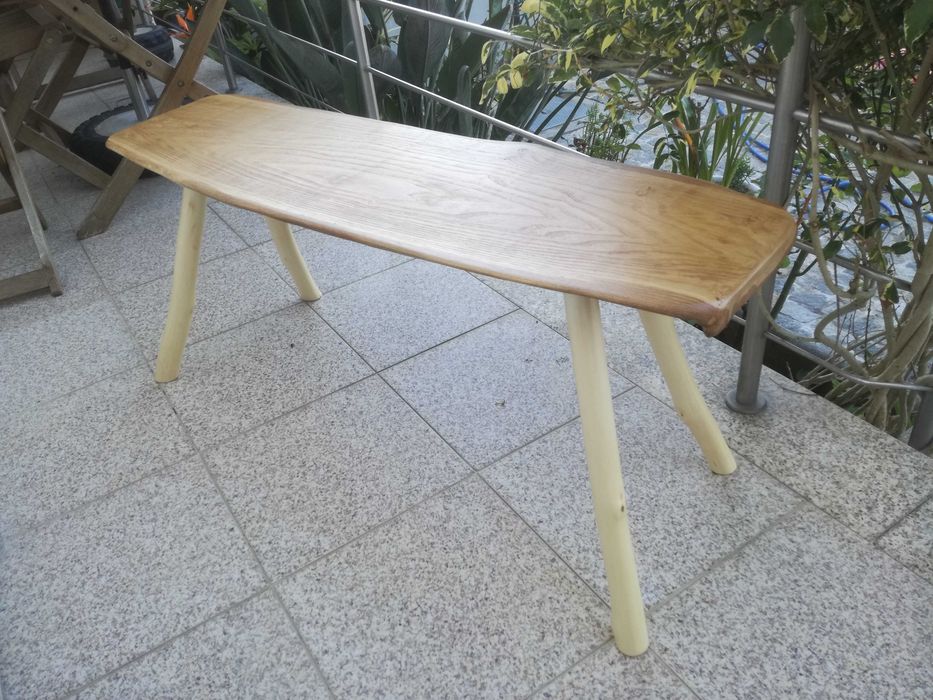 Banqueta, ou mesa para cafezinho...