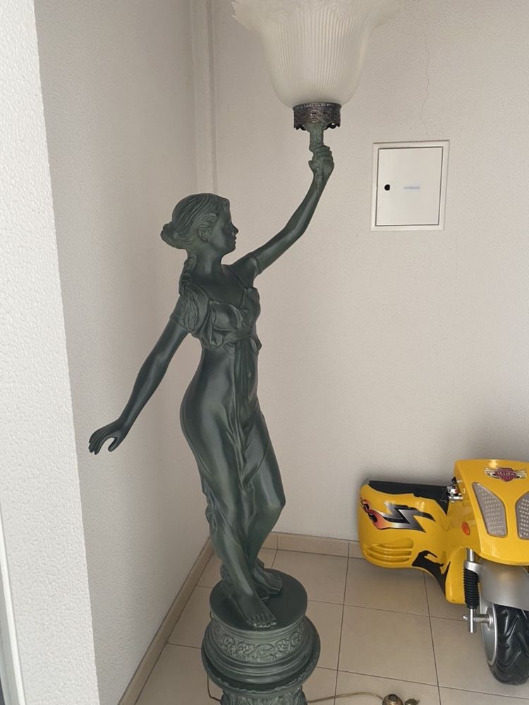 Candeeiro pe estatua figura mulher