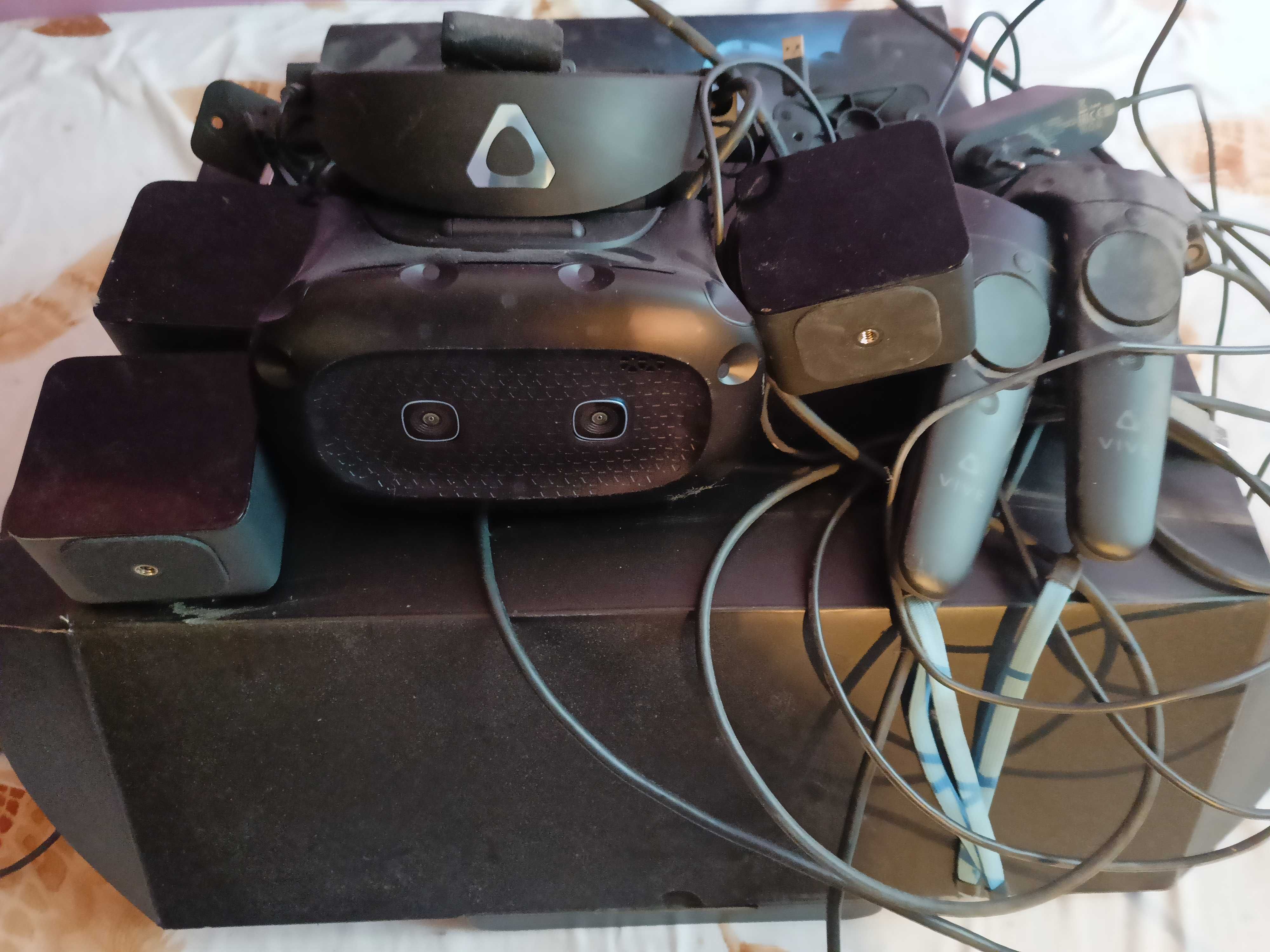 HTC VIVE COSMOS ELITE (pełen zestaw + 1 stacja bazowa dodatkowa)