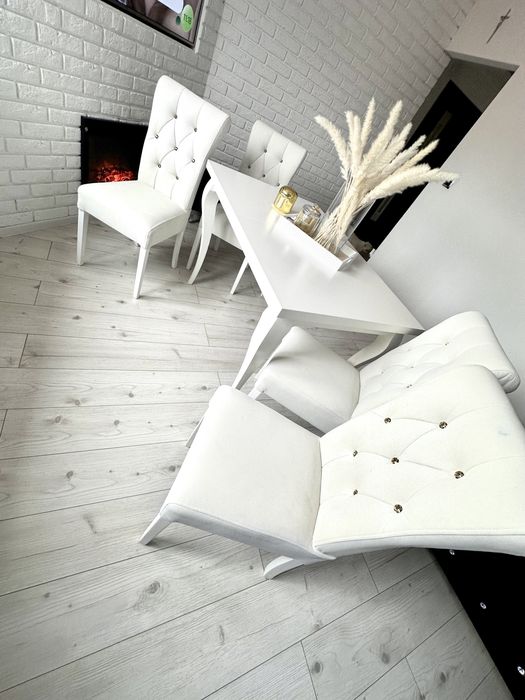 Stół biały rozkładany i 4 krzesła jasne pikowane glamour cheterfield