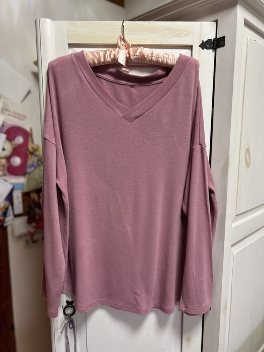 Sweter brudny róż z dekoltem V rozmiar L,XL