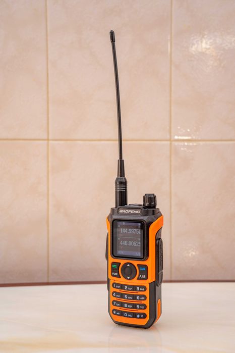 Radio amador tribanda! Walkie-talkie Baofeng BF-21 de 6W, ecran a core