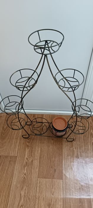 Красивая кованая подставка для цветов