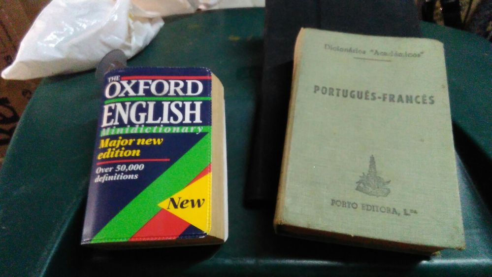 Dicionários de português_francês da Porto_Editora e outro de Inglês.