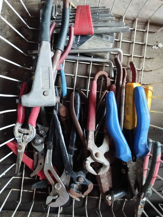 Ferramentas várias desde chave bocas martelos alicates