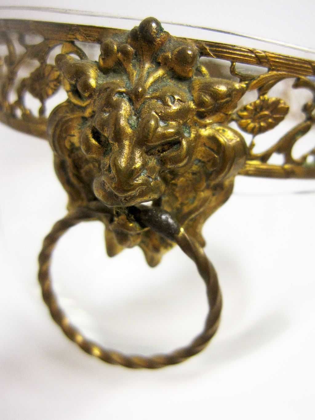 antiga taça em vidro com armação em metal dourado com cabeça de leão