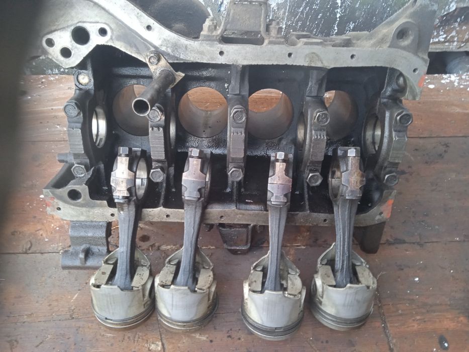 Блок двигуна з поршнями ваз 2107