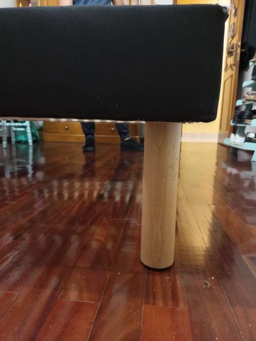 Estrutura  de cama com estrado com pés   de madeira