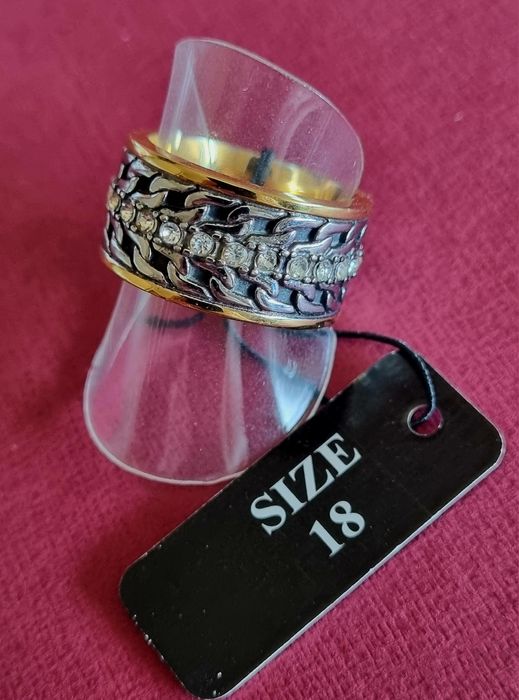 Anel bicolor, em aço, com fiada de zirconias no centro. T18