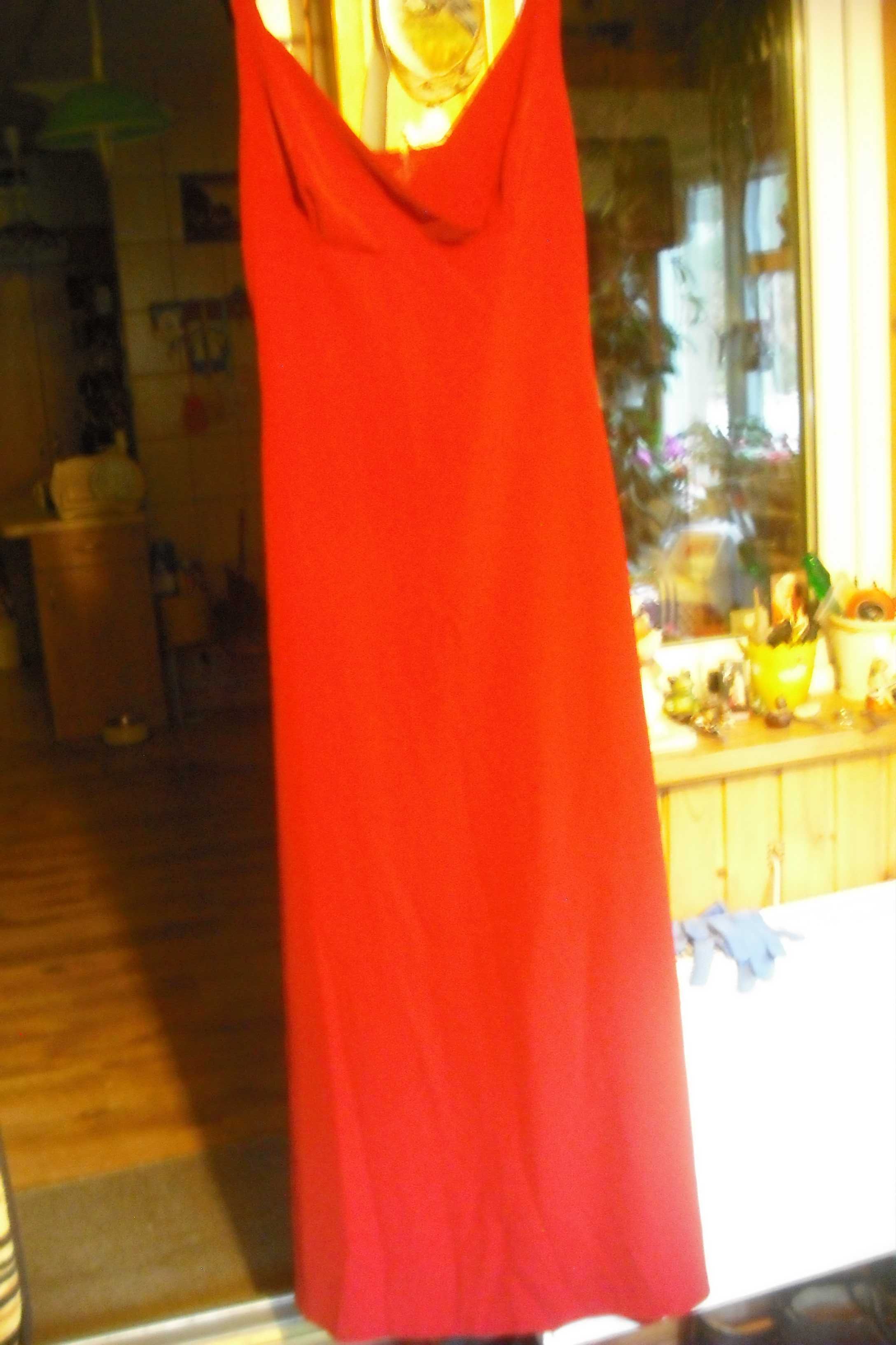 Wieczorowa sukienka w modnym ciemnoczerwonym kolorze