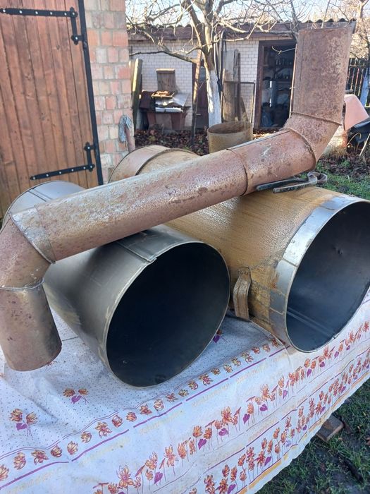 Пічка-буржуйка на тирсі-опілках.