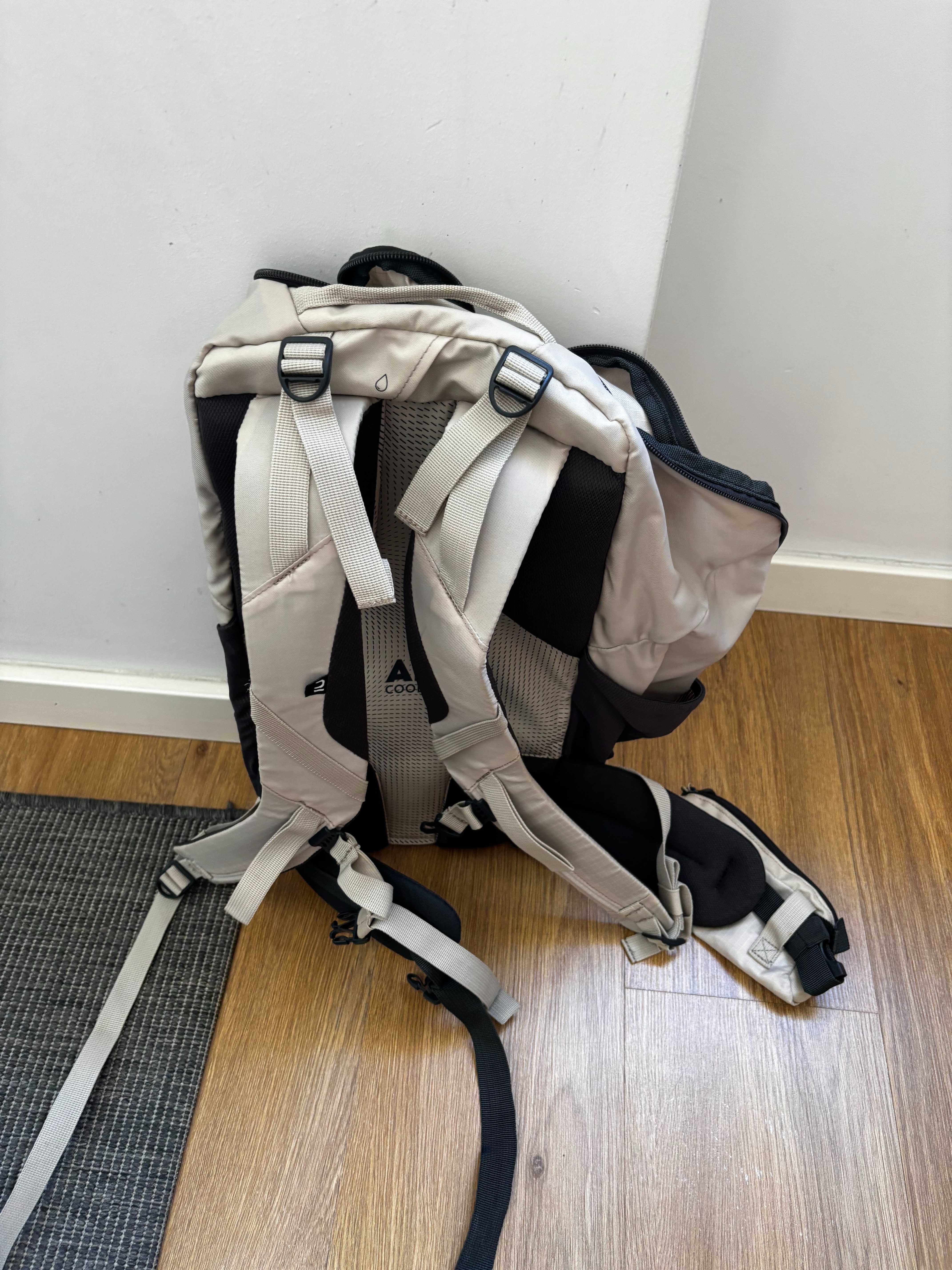 Mochila Quechua Light 20L Cinza – Ideal para Caminhadas