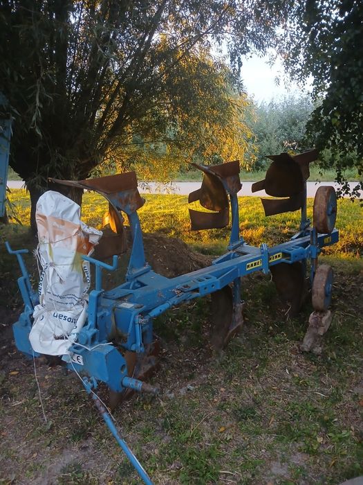 Pług obrotowy trzy skibowy