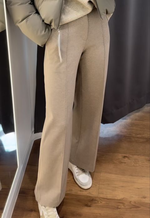 Бежеві штани UNIQLO.