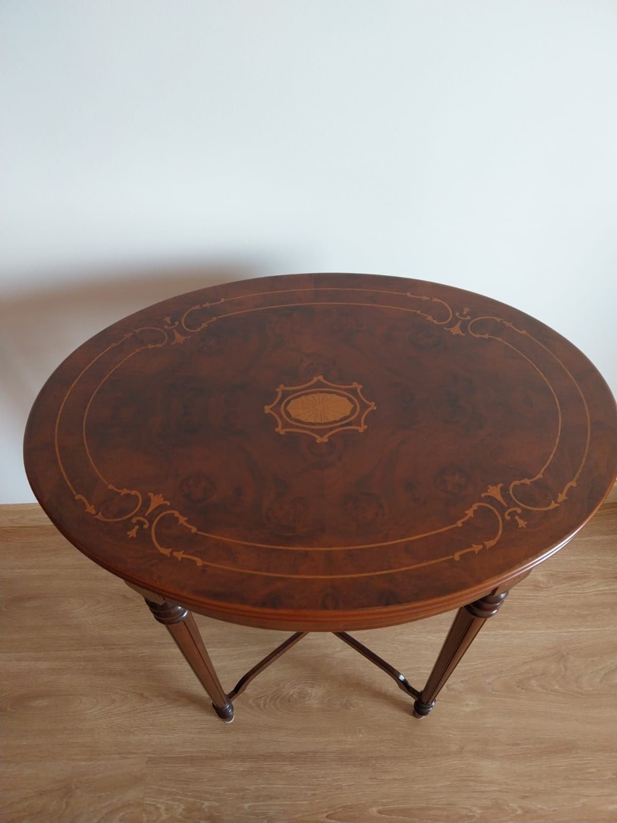 Mesa oval raiz nogueira