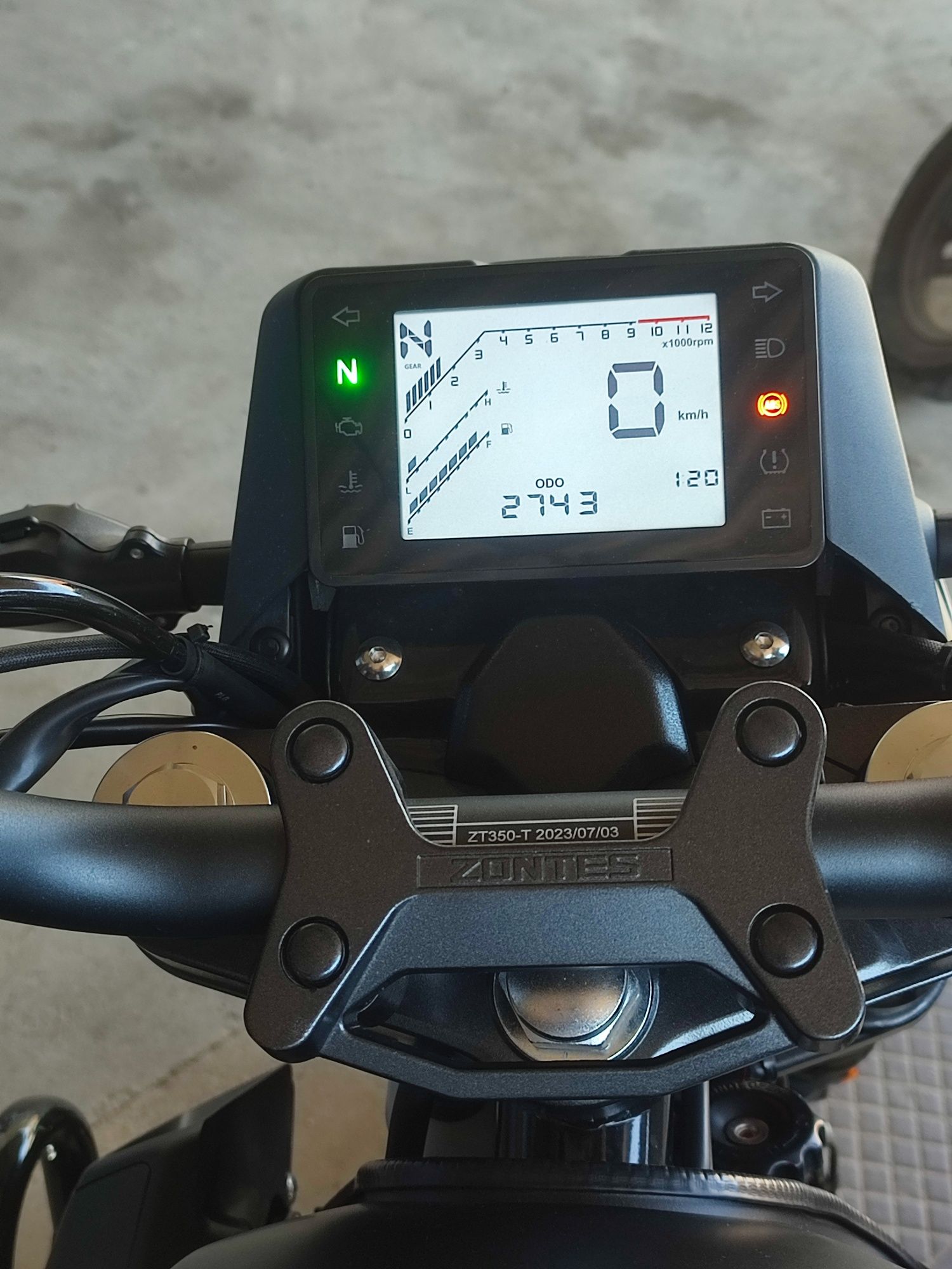 Zontes gk125 com faróis de nevoeiro