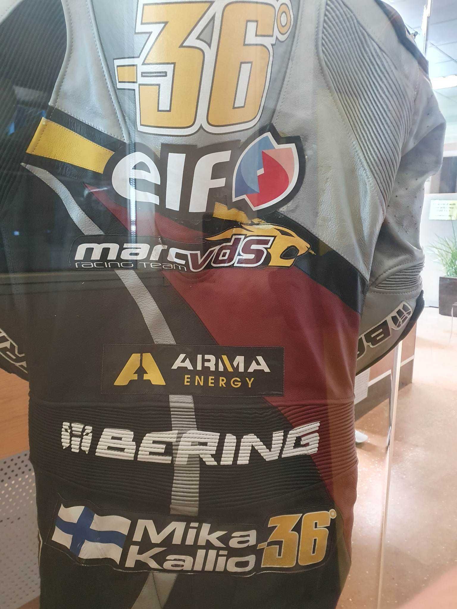 Комбінезон для гонок Mika Kallio 2012 року з підписом