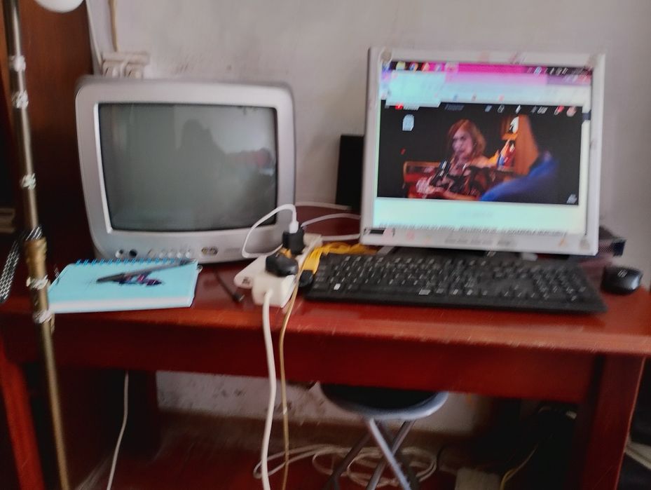 Mesa em madeira  (marcas de uso)