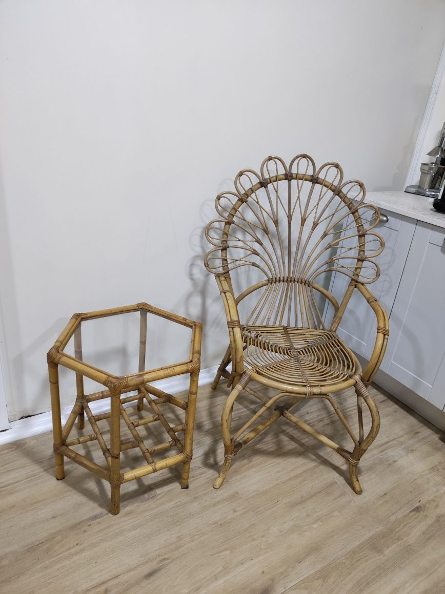 Cadeira e mesinha antigas
