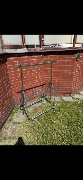 Stojaki, wieszaki sklepowe.