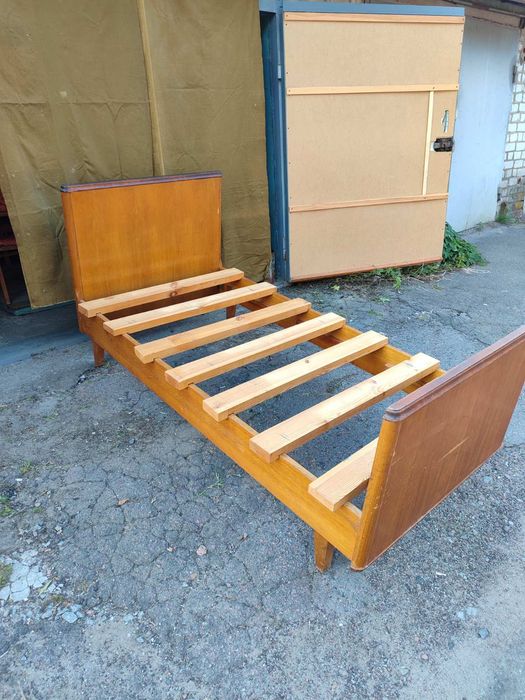 Деревянная кровать б/у