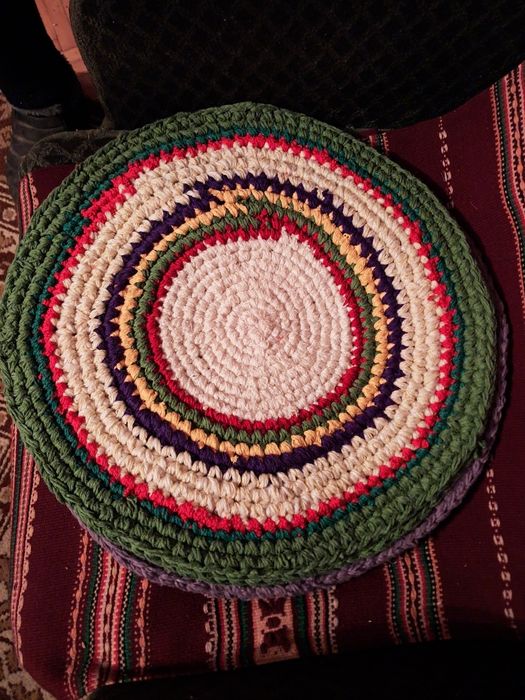 Коврик в'язаний ручної роботи є різних кольорів.