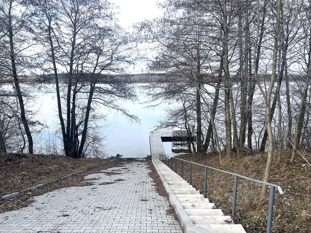 Будинок зі Зрубу, біля Річки, з Сонячною Електростацією