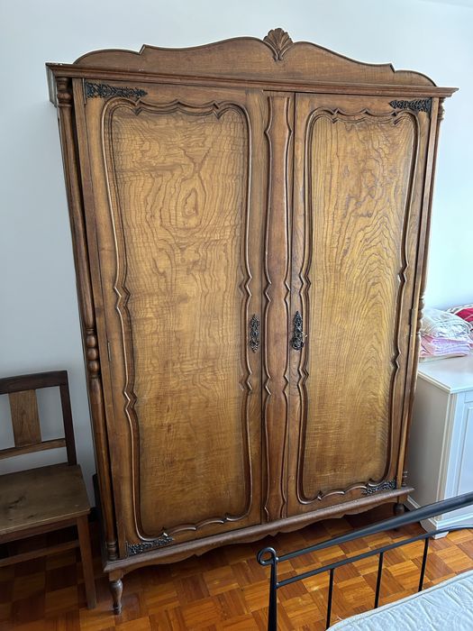 Roupeiro em Madeira Maciça