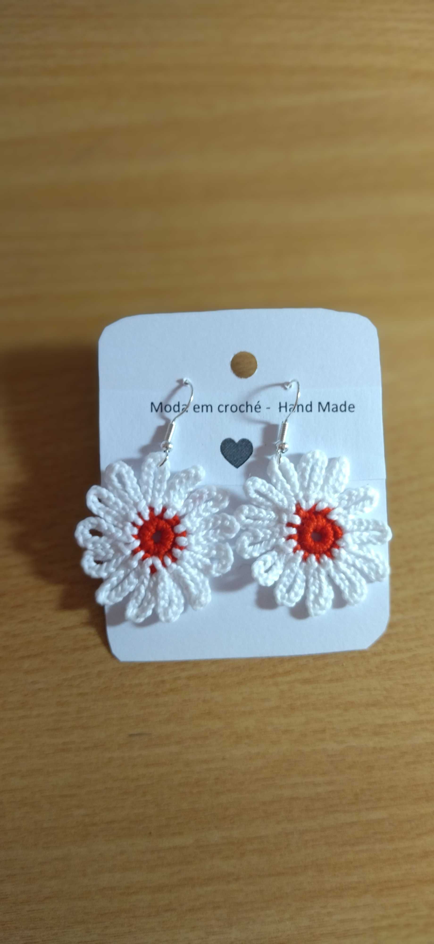 Modelo de Brincos de Margaridas em branco e vermelho  e em verde
