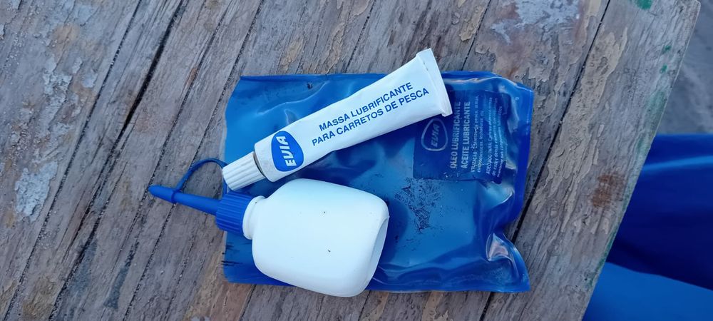 Conjunto anzóis, chumbadas, massa lubrificante para canas