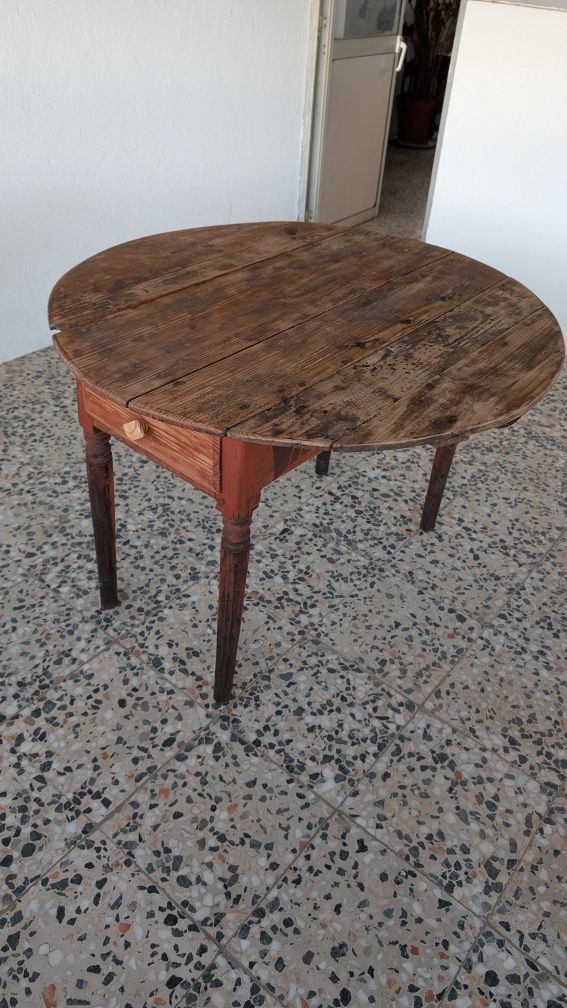 Mesa de jantar com mais de 100anos muito antiga