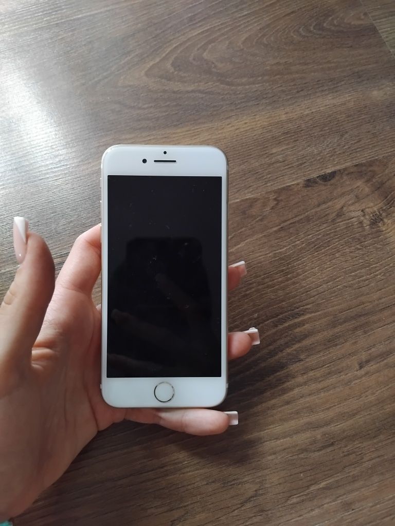 Telefon Ipone 7.