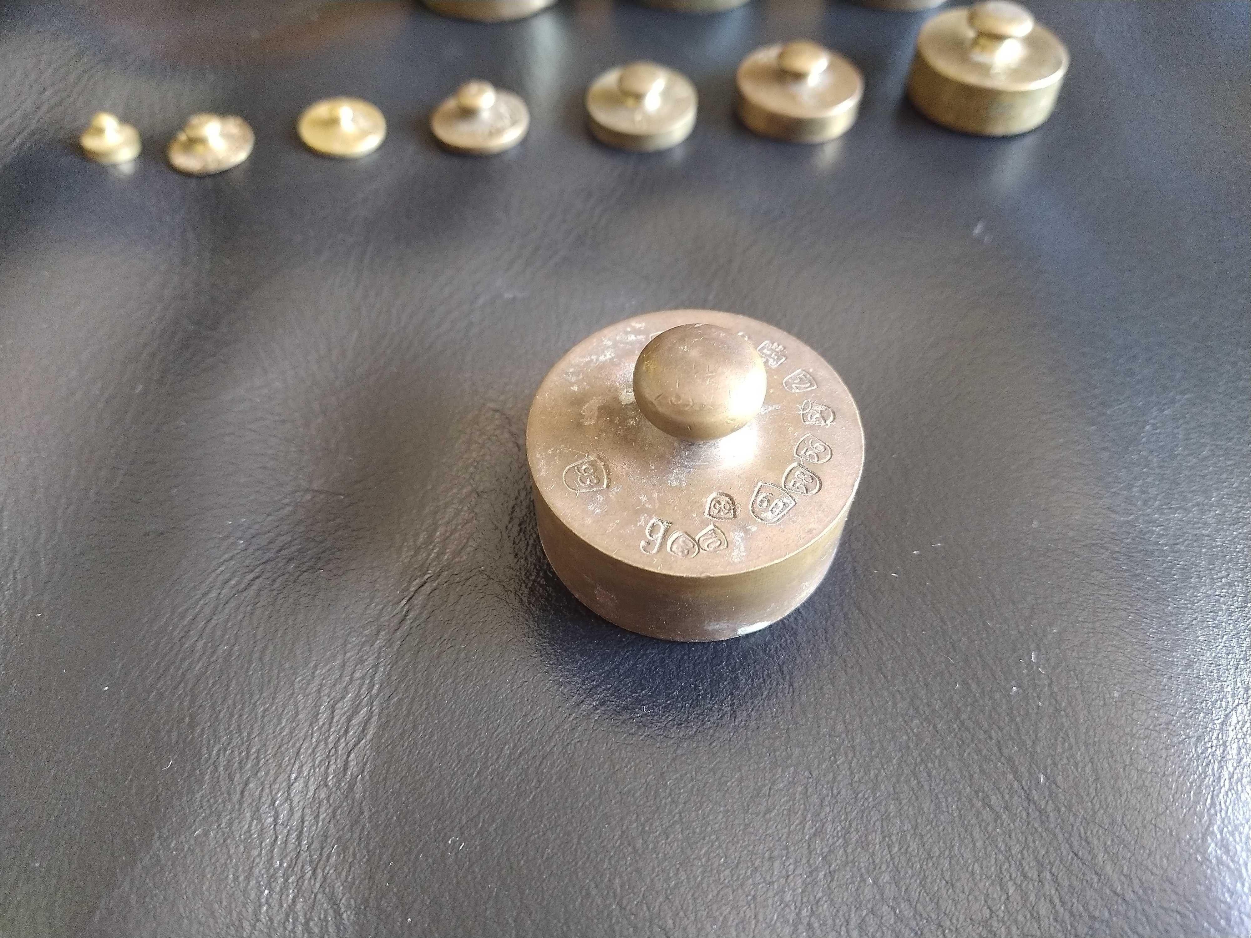 Antigo cepo de madeira com 11 pesos de balança, aferidos