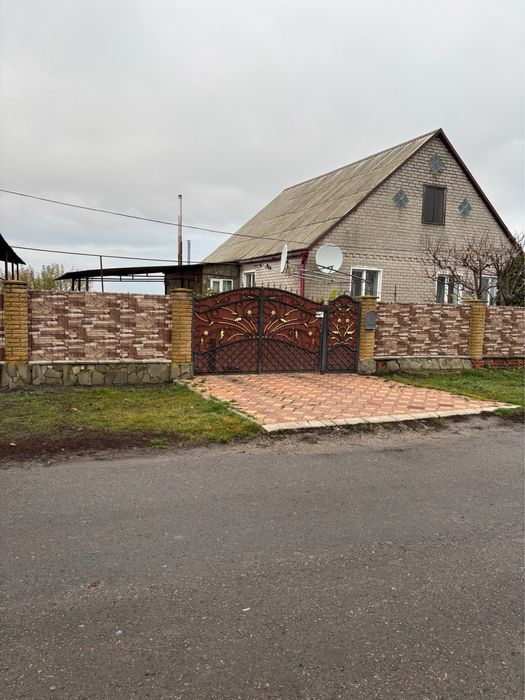 Продам будинок з великим двором і садом