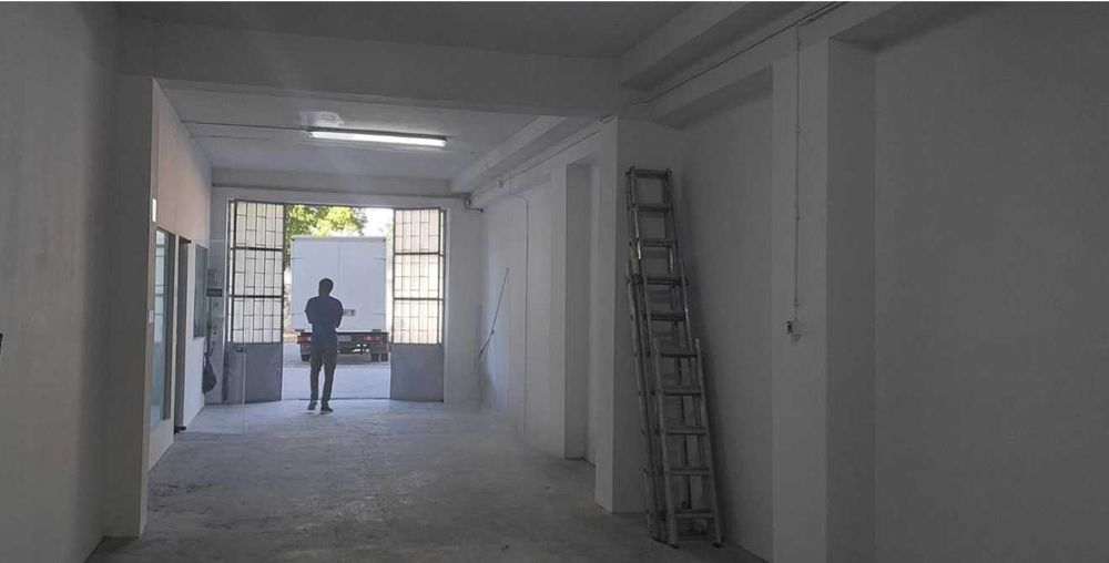 Armazém / loja com escritório, 200m2 e pé direito alto.