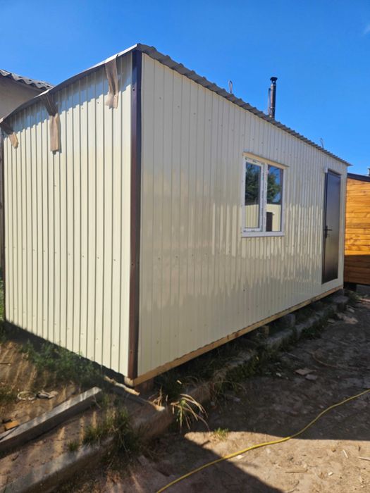 Вагончик, побутівка, будиночок.