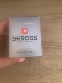 Skross adapter.