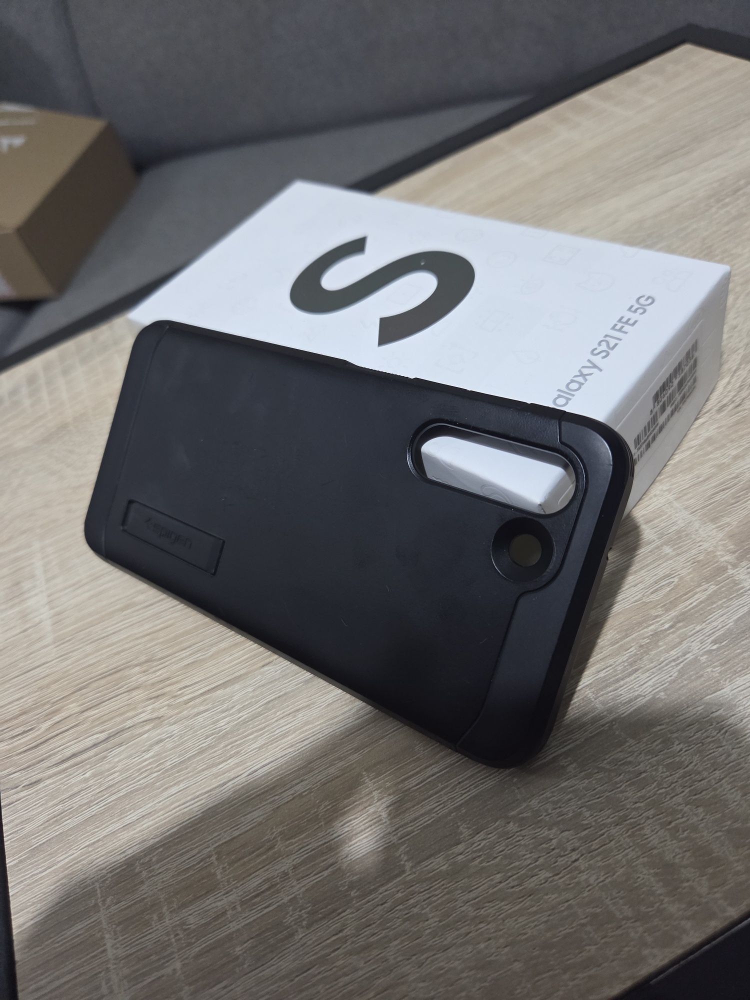 Samsung S21 FE 5G + etui Spigen + folia