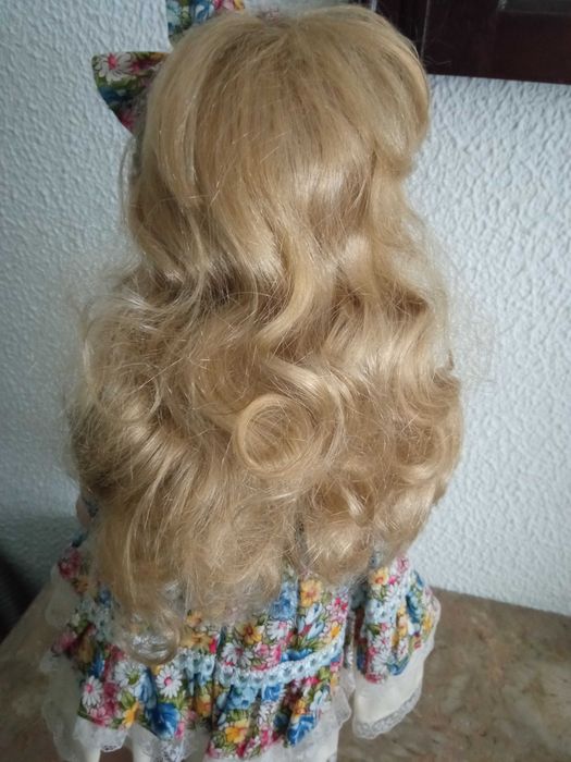 Linda boneca de porcelana