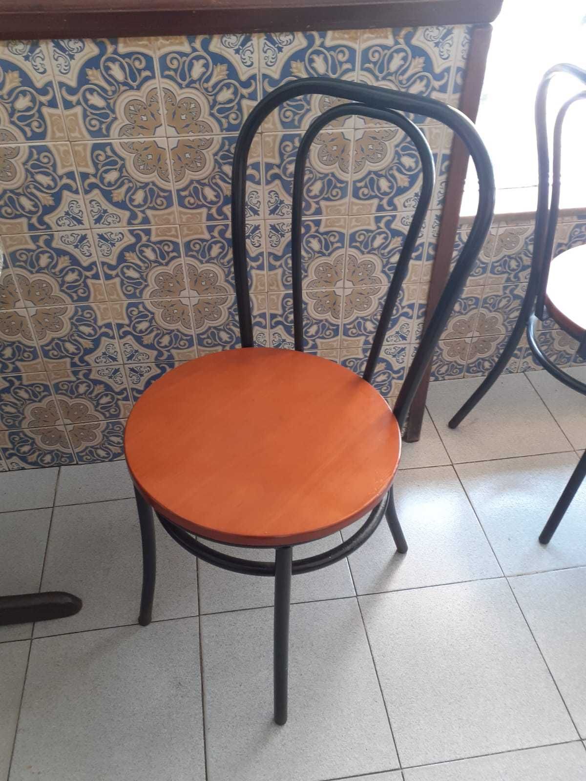 Mesas e cadeiras para cafe