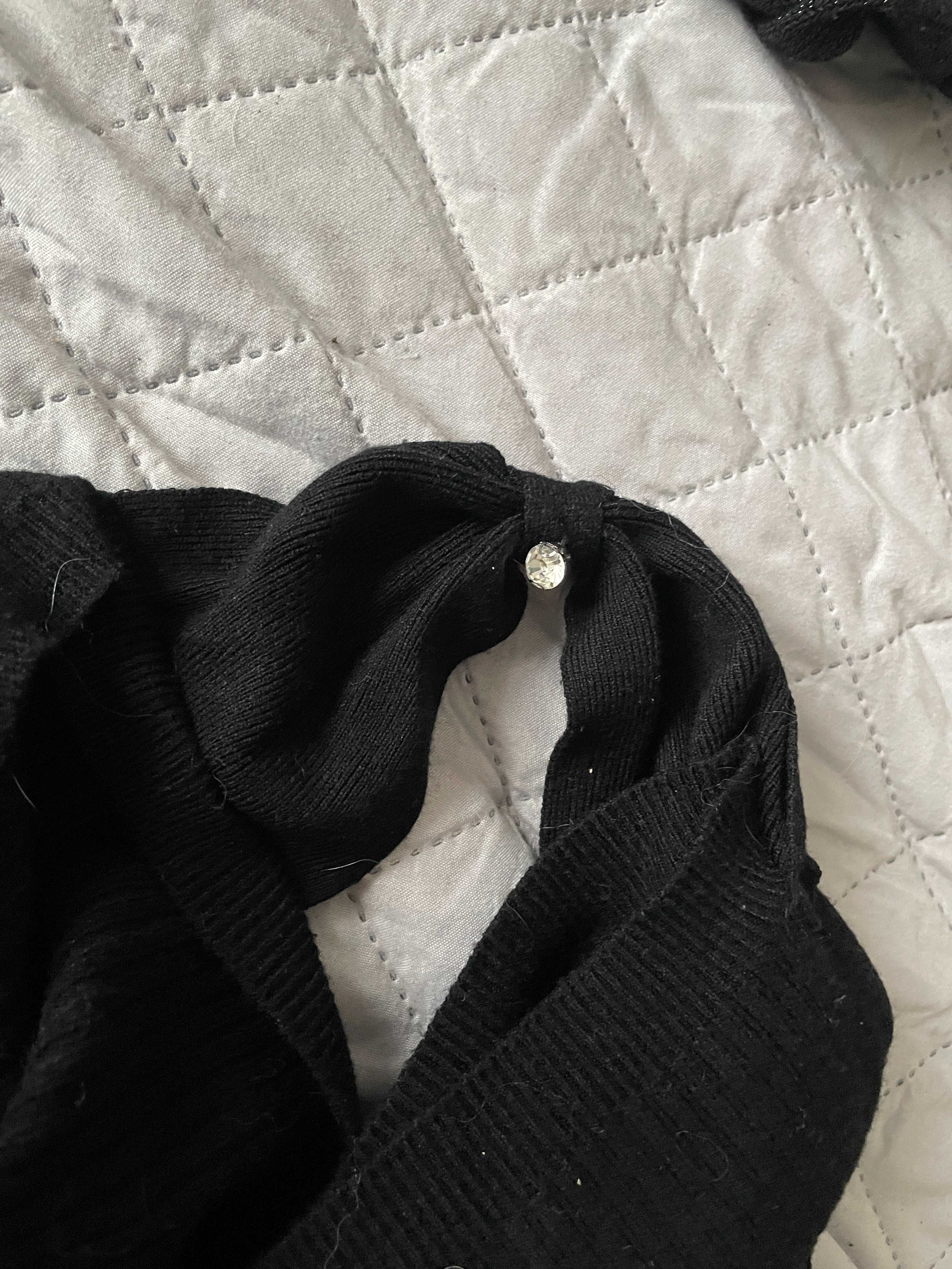 Czarny sweter na zakładkę z dekoltem