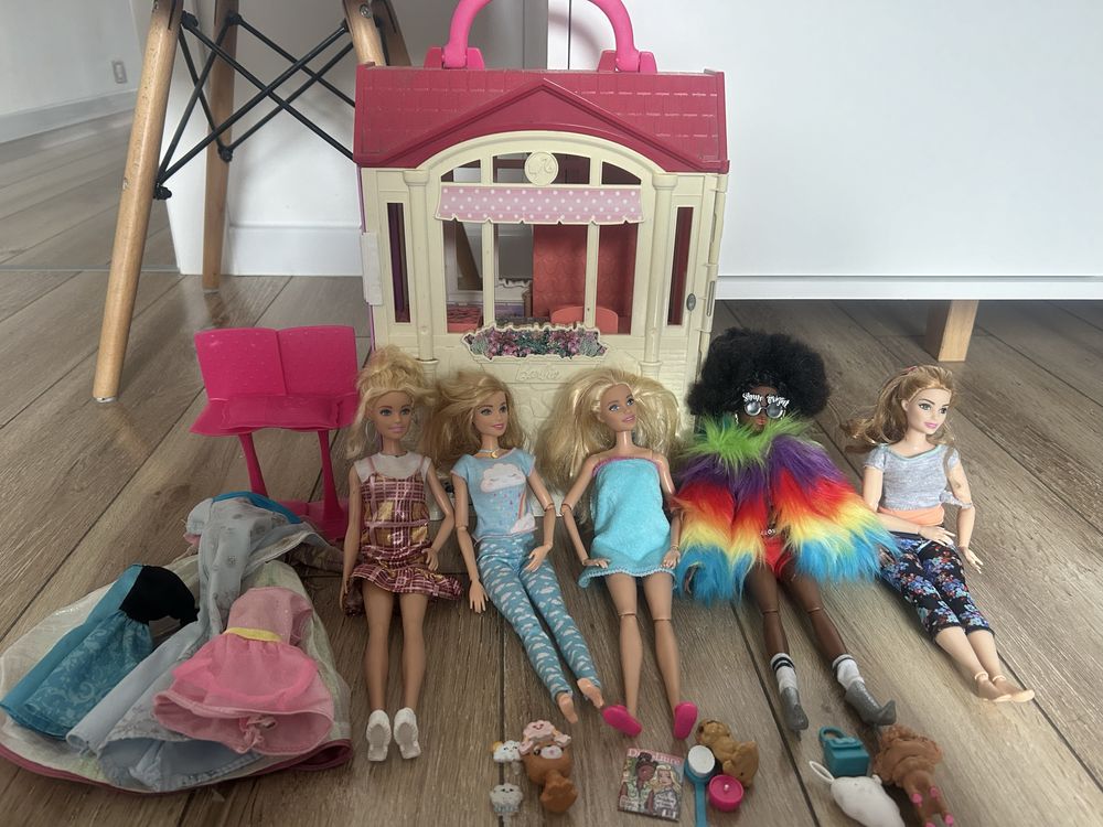Lalki Barbie z dodatkami i domkiem