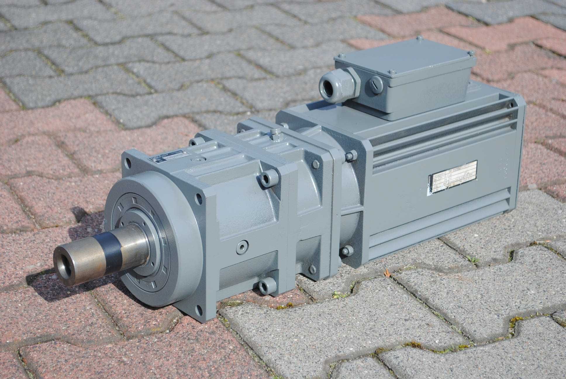 Motoreduktor 3.5kw RPLN40-1VU .Servo silnik krokowy typ: FSM071S-45-B1