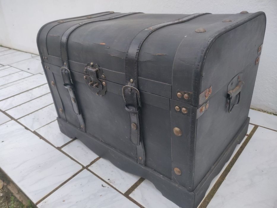 Baú cinza escuro vintage
