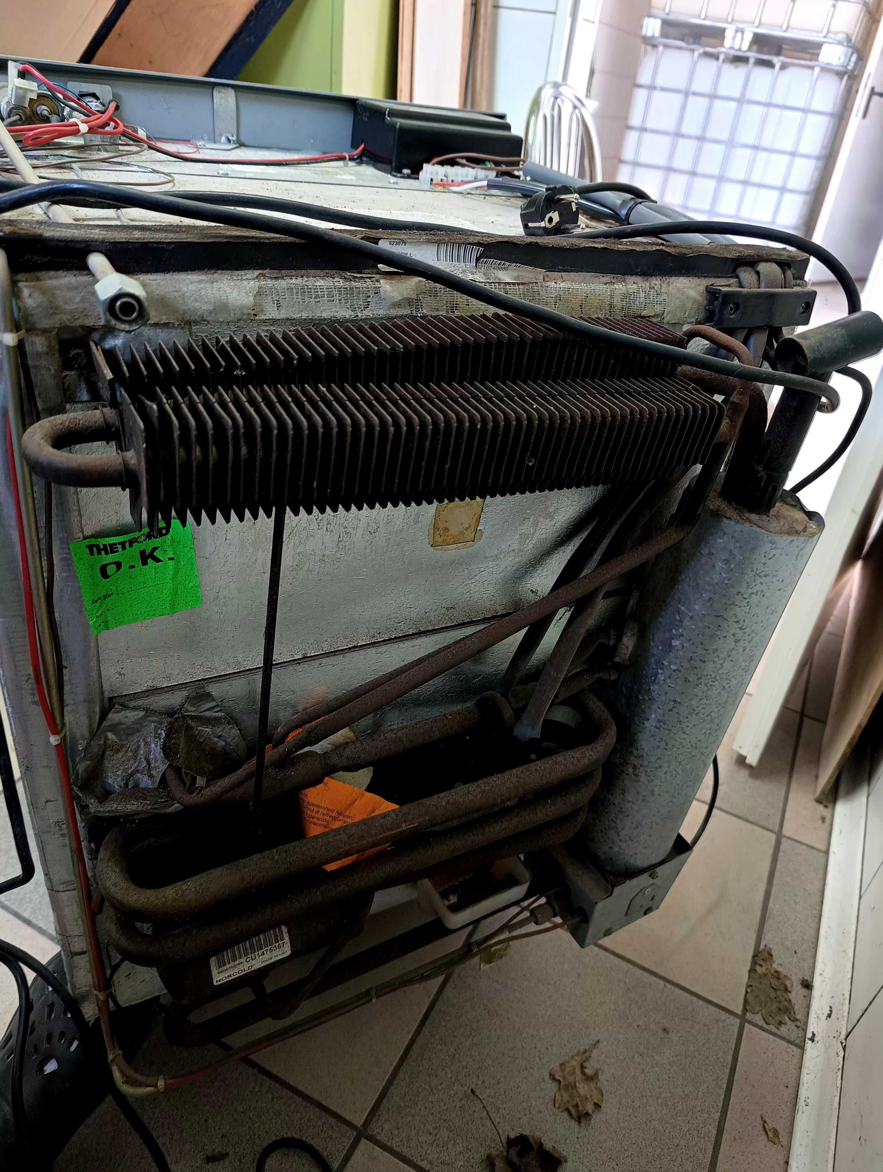 lodówka turystyczna przyczepy kampera 230V 12V gaz Thetford Elektrolux