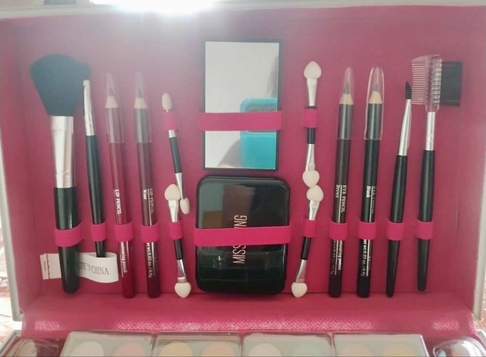 Kuferek z Kosmetykami Walizka Make Up Zestaw Makijażowy Organizer