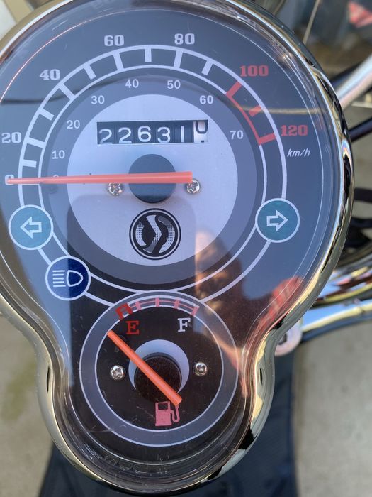 Vedo moto 125 como nova e bem estimada