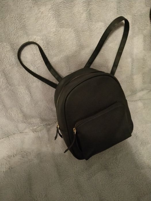 Plecak czarny zapinany na suwak z przodu kieszeń na suwak stan idealny